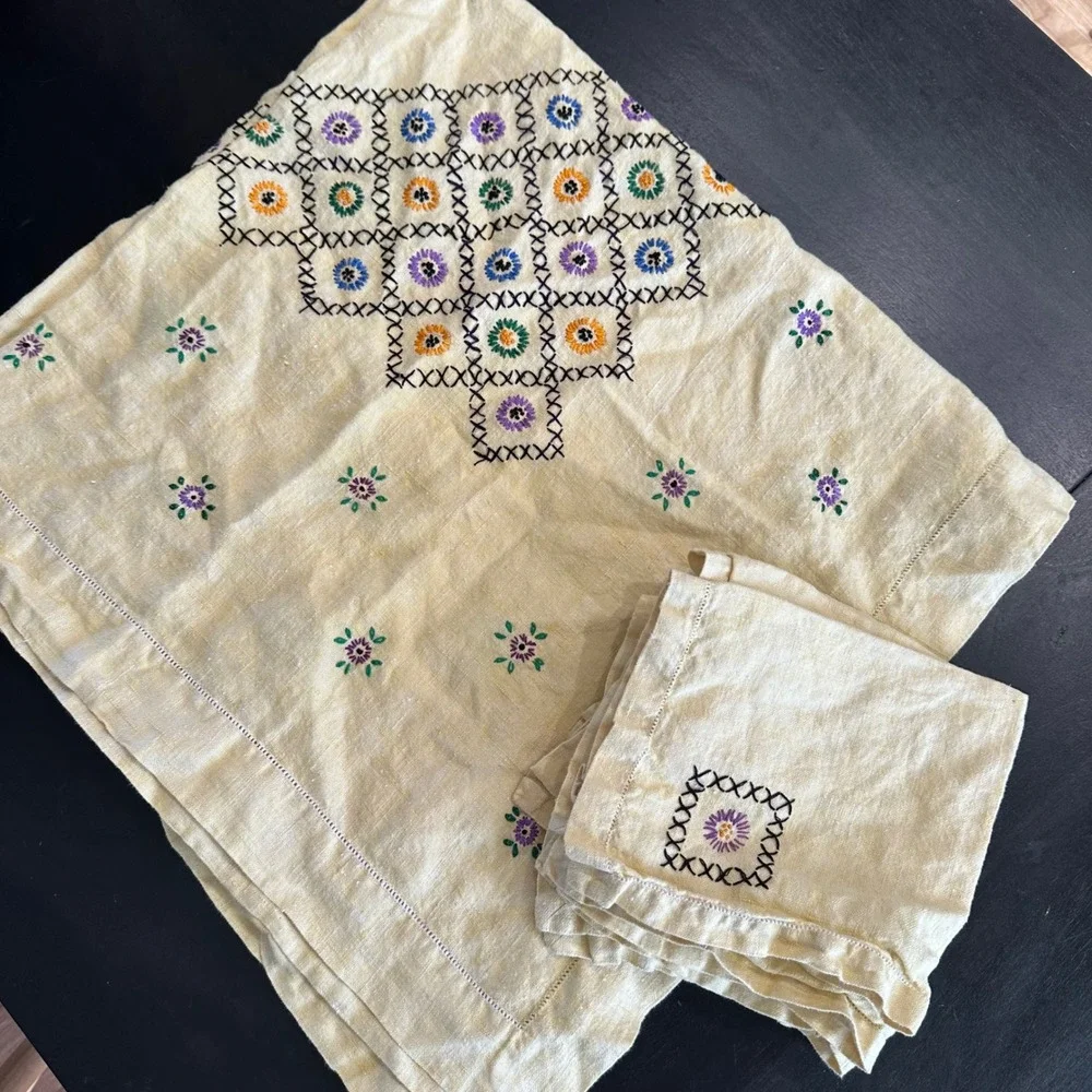 Vtg 50s Cross Stitch Tablecloth & 4 Napkins Set Yellow Floral Linen Cottagecore